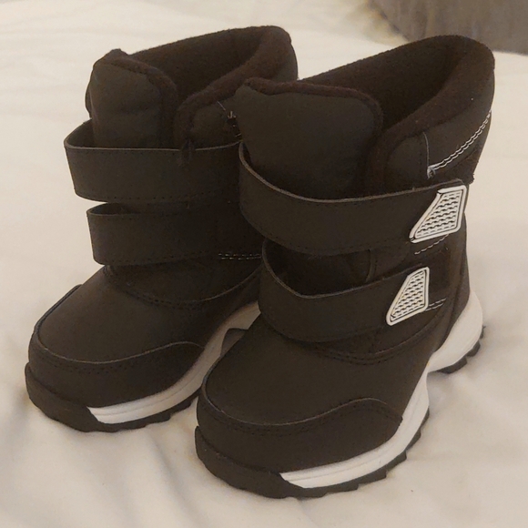 Brand new never worn snow boots!!!!! - Picture 1 of 5